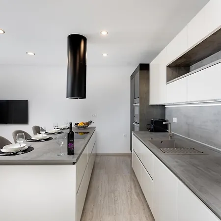 Apartment Klara With Private Pool Malinska